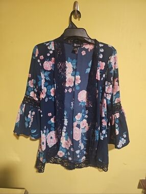 Miss Chevious Women's Size Medium Floral Kimono With Flounce Sleeves Lace Trim